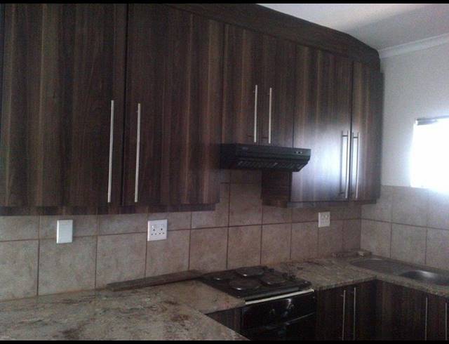 2 BEDROOM APARTMENT FOR SALE IN VANDERBIJLPARK SE 4